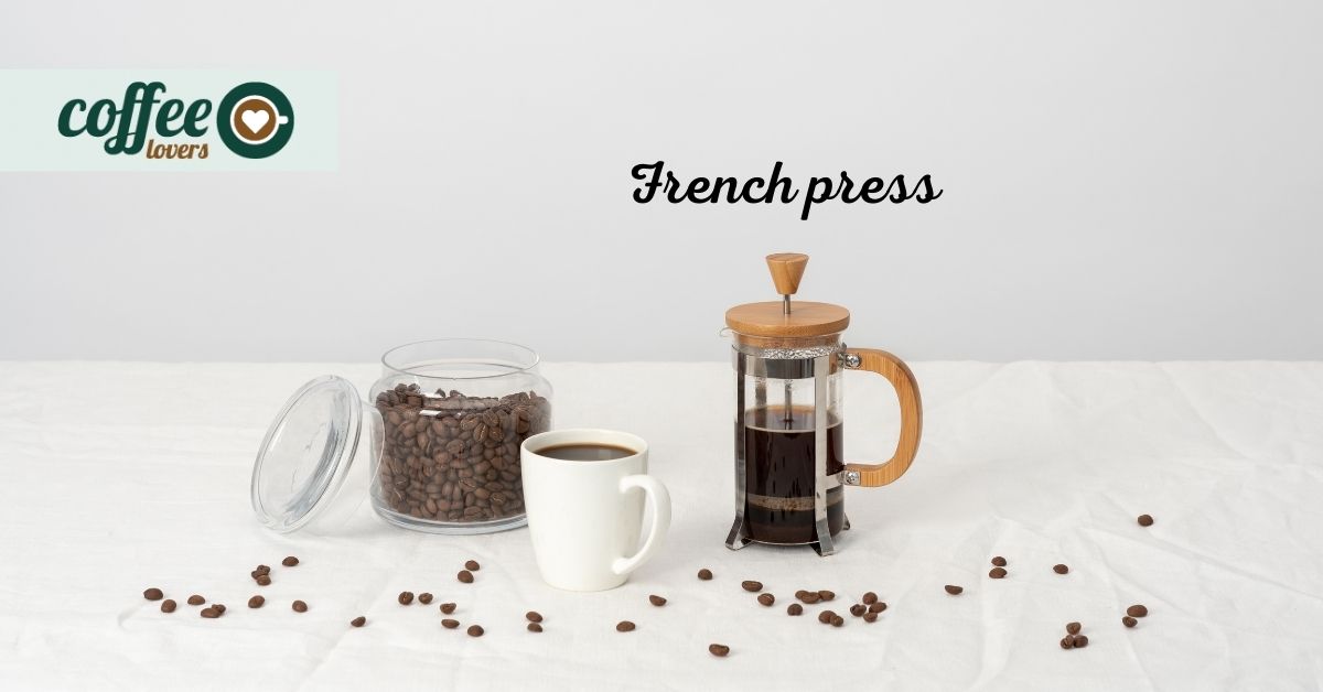 French press so salkou kavy na bielom stole