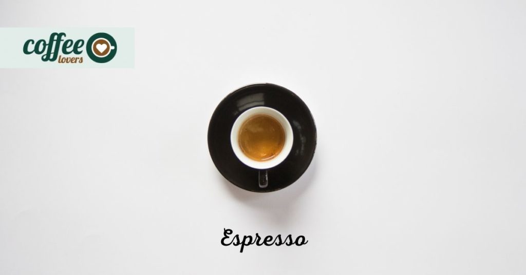 Espresso v salke na stole