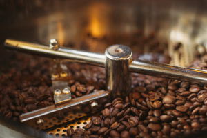Praziaren kavy a kavove zrna v nej
