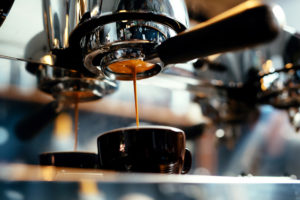 Kavovar pripravuje espresso