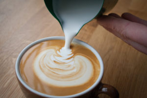 Kreslenie Latte art s mliekom z konvicky