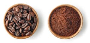 Zrnkova kava a pomleta kava
